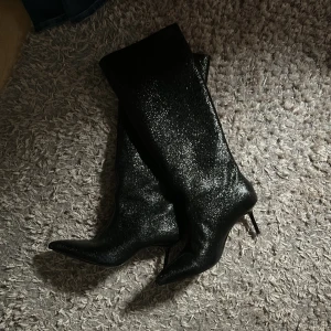 boots - Säljer mina svarta glittriga boots från zara för 600 kr. 💕
