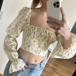 Ljusgul knytblus - Färgen va svår att få på bild. Men den är lite gulare. Oanvänd. 