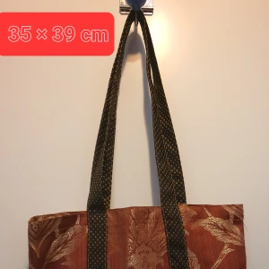 Tyg väska  - Handsydda shopping väskor i olika storlek som står och visas i bilderna. Tar emot beställning. Finns med massor fina tygmönstrade Du väljer tyg och storlek