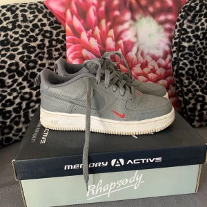 Nike skor  - Nike skor i stl 39. Det är i mycket fint skick.