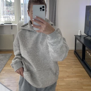 Grå hoodie - Säljer denna grå hoodie från ginatricot. Den är endast använd ett fåtal gånger och ser ut som ny. 