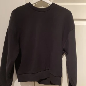 Svart sweatshirt  - Säljer även denna fina sweatshirt från GinaTricot, då den ej kommer till användning längre. Den är knappt använd, så inga fel på den.  Köp inte via ”köp nu”!!