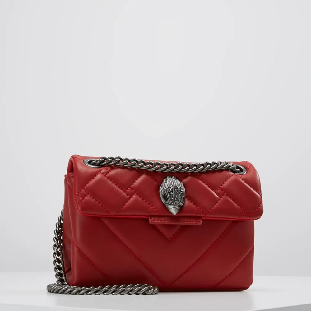 Kurt Geiger väska som är röd, använd men superbra skick💕 66kr frakt. Om få är intresserade så kan pris diskuteras annars så blir det budgivning!💕. Väskor.