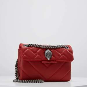 Kurt Geiger väska som är röd, använd men superbra skick💕 66kr frakt. Om få är intresserade så kan pris diskuteras annars så blir det budgivning!💕