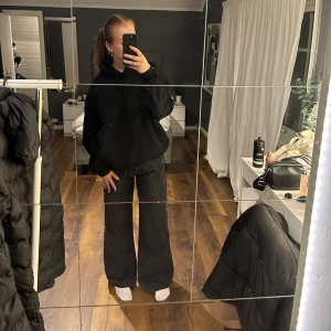 Jeans - Svarta jeans i storlek L.