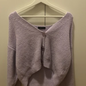 Lila kofta - Kommer tyvärr inte till användning så gör mig av med den. Sparsmat använd och är i Storlek S💗
