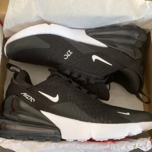 skor 270 - Säljer mina 270 då dem är för små, dem är helt nya bara testat 1 gång priset kan diskuteras!  köparen står för frakten