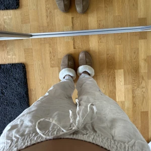Beige linnebyxor  - Beige linnebyxor från Hm Säljer pga att den har blivit för korta!💕