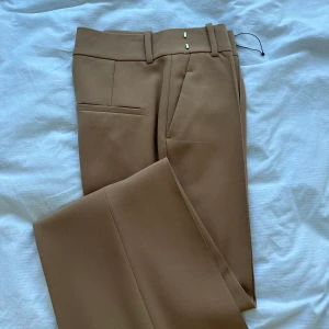 Kostymbyxor - Säljer dessa oanvända kostymbyxor ifrån zara🧡storlek xs och nypris 650kr