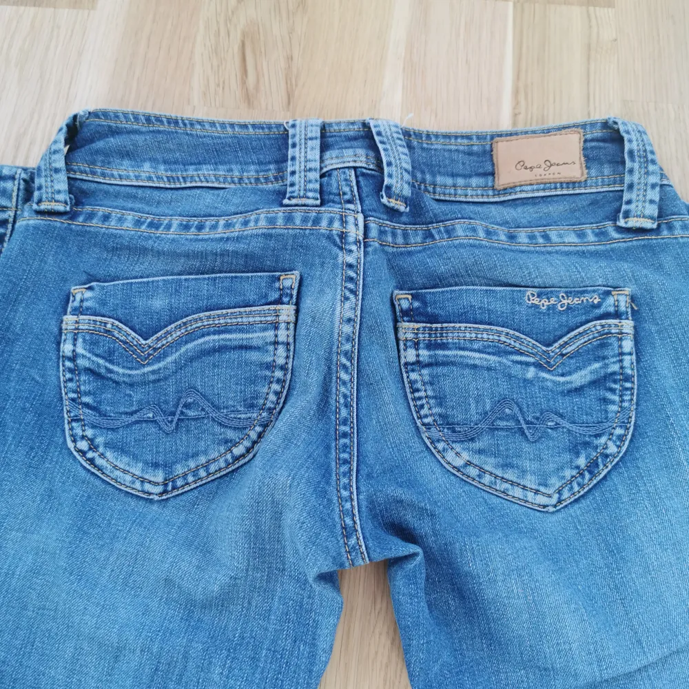 Säljer dessa snygga pepe jeans i nyskick. Low waist straight fit. Passar i längden på mig som är 171. Nypris 999 kr . Jeans & Byxor.