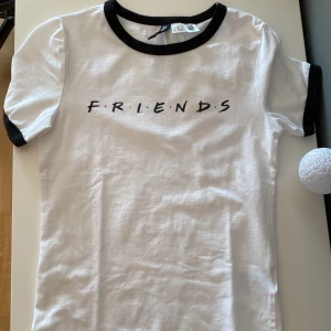 babytee - jättegullig babytee med tryck. längden är helt perfekt. 