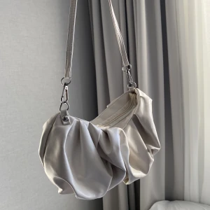 liten väska - Jätte söt liten beige väska. Perfekt nu inför våren och sommaren. 💕