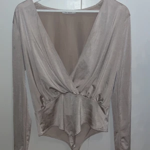 Topp - Fin omlottopp som även är en body. 