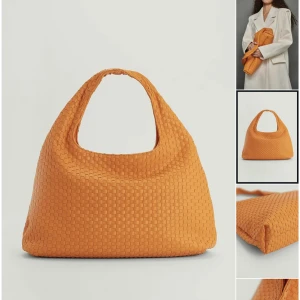 Orange väska från Nakd - SÖKER denna väska från Nakd! Skriv gärna till mig ifall ni hade tänkt sälja en sån❤️☺️