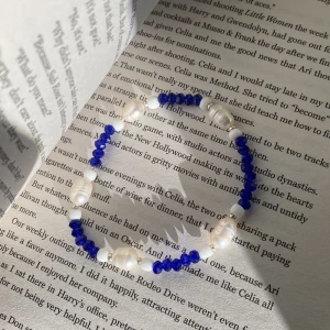 Sötvattenarmband🤍 - Ett jättefint armband med blå pärlor och äkta sötvattenpärlor!🌞 frakten kostar 16kr.