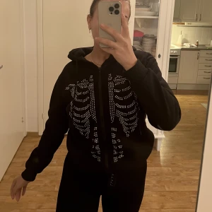 Kofta med nitar -  kofta med silver nitar.  Supermjukt o mysigt material strl M oanvänd