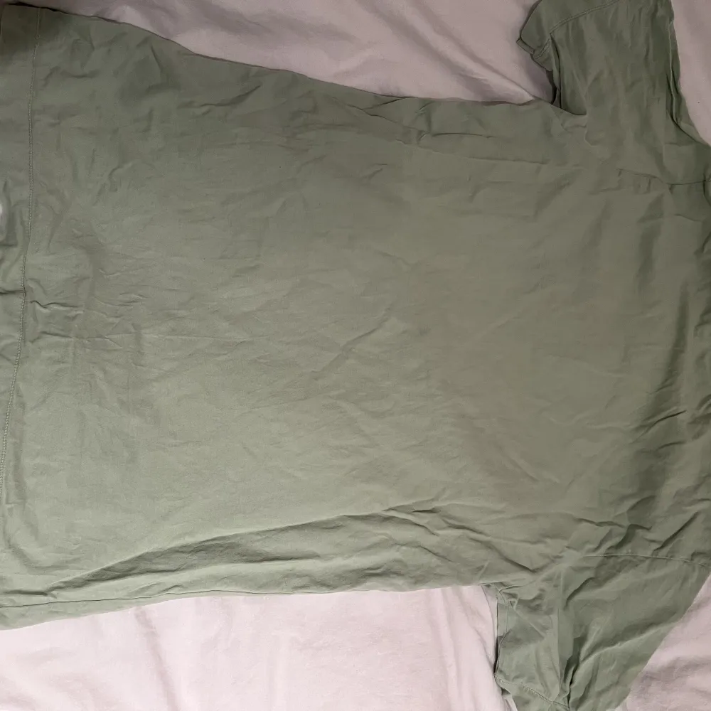 En Stone Island Junior T shirt köpt på Nk för ungefär 1000kr Färg: ljus grön Storlek: 14/170 (S). T-shirts.