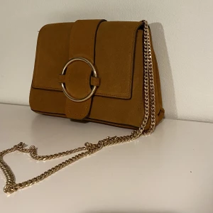 Handväska  - Handväska från mango, i nytt skick 