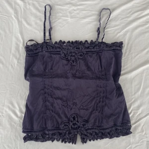 Topp  - Vacker vintage topp, 100% silke. Från kookai, size M och lite för stor för mig med S så säljer. En knapp är utbytt, annars bra skick. Köps via Swish eller köp nu 💋