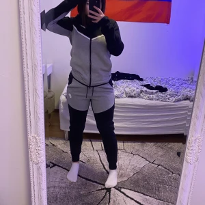 Nike tech fleece sweatpants svart/grå - Säljer mina Nike tech fleece byxor då dom inte längre kommer till stor användning. Dom är bara nån  månad gamla och därför som nya. Köparen står för frakten. Säljer endast byxorna då tröjan redan är såld!