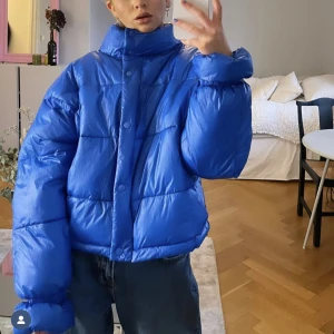 Blå jacka - Så fin och bra skick förutom en ficka inuti som är trasig. Syns ej!