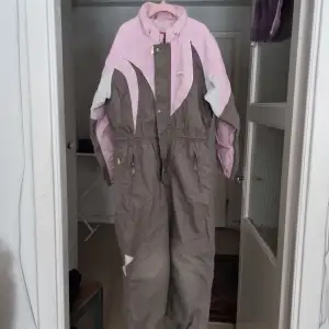 Säljer en ny jacka som har knapt använd till barn