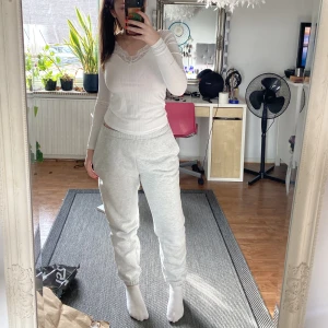Mjukisbyxor  - Gråa mjukisbyxor från Gina tricot. Använda men är i bra skick.