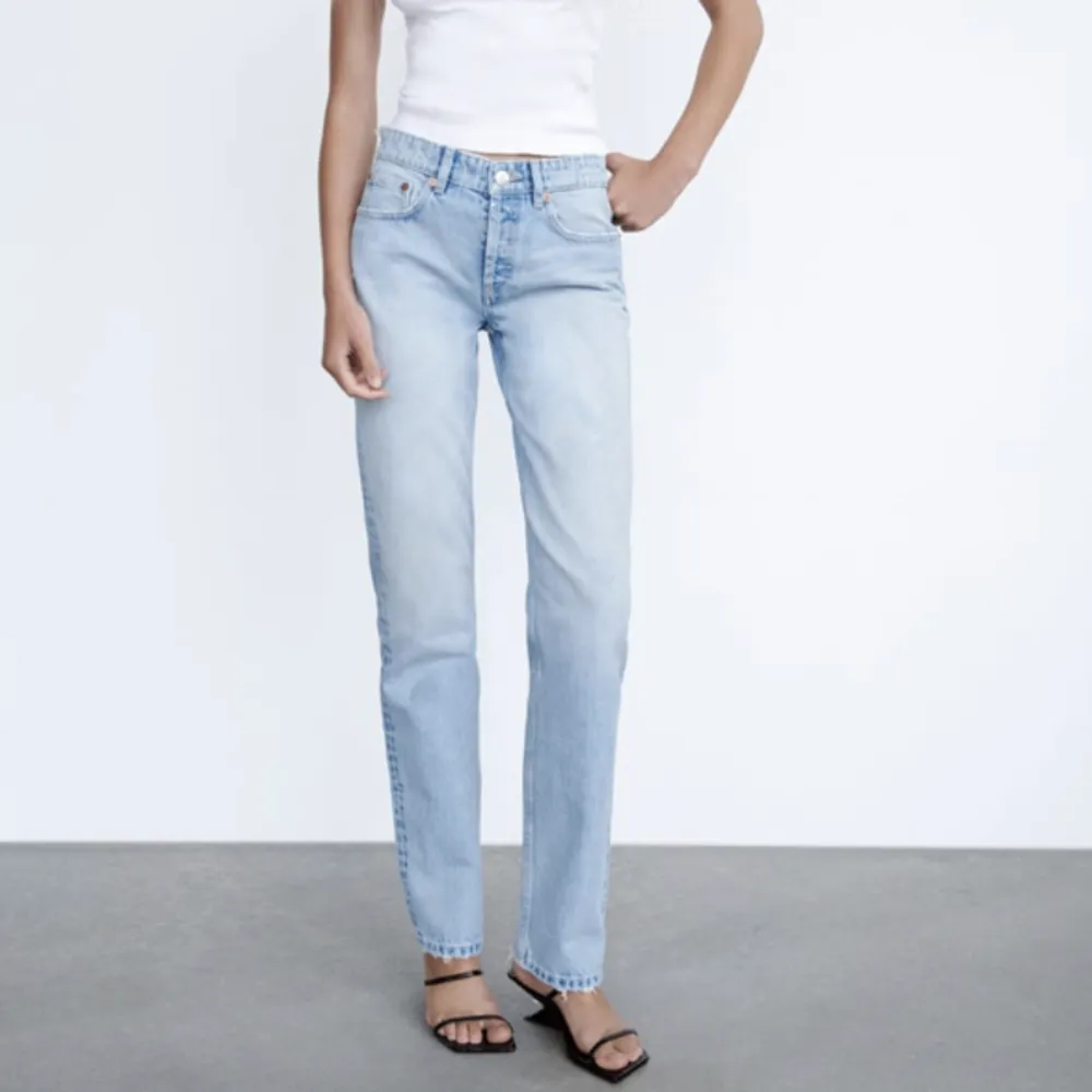 säljer dessa superfina jeans i storlek 36, de är använda ett fåtal gånger💞skriv för egna bilder🥰 jag har normalt 34 och dessa sitter lite oversize🥰. Jeans & Byxor.