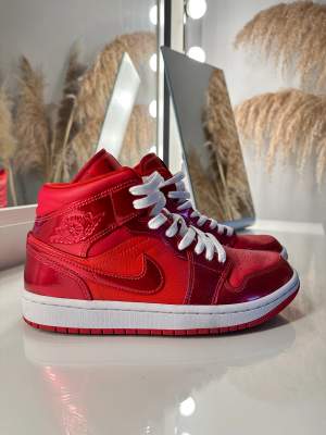 Röda Nike air Jordan 1 mid. Använda 1 gång. Storlek 38,5. Köparen står för frakt, köpt är köpt.