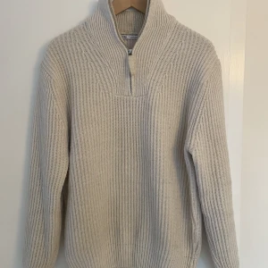 Zara bomullströja - Säljer min bomullströja från Zara pga lite användning. Tröjan är i nyskick. Storlek M (tts). 