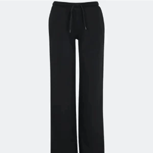 Lågmidjade mjukis - Lowwaist mjukis från Bikbok 