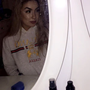 Hoodie bikbok  - Grå hoodie med tryck från bikbok storlek m