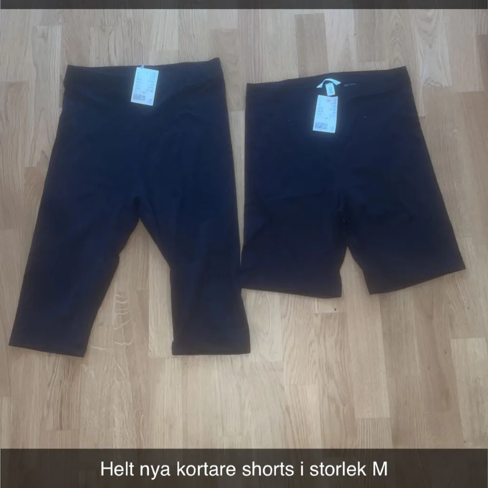 Helt nya kortare shorts i storlek M nypris 79,90kr/st men säljer dom för 50kr/st eller båda för 75kr+ frakt eller bud . Shorts.