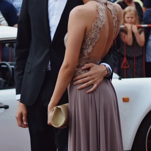 Balklänning  - ENDAST INTRESSEKOLL. Köpt  från dressroom linne i Göteborg.  Original pris 4500kr skriv gärna privat vid intresse och för mer detaljer💖passar xs-m