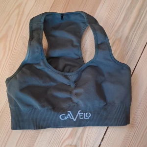 BH supersnygg färg. Som ny. - Sport-BH endast använd 2 timmar (hemma, och ej under träning)   Storlek M  Märke: Gavelo   Inte vadderad   Superskön!   Snygg färg, militärgrön/ olivgrön