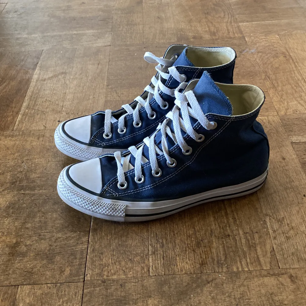 Mörkblå höga Converse Skick 9/10  (passar killar och tjejer). Skor.