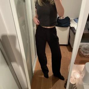 Svarta kostymbyxor från Lindex - Svarta kostymbyxor från Lindex i oversized modell. Tajta i midjan och raka i benen. Storlek 36. Perfekt lång längd på mig som är 173 cm. Bra skick. 