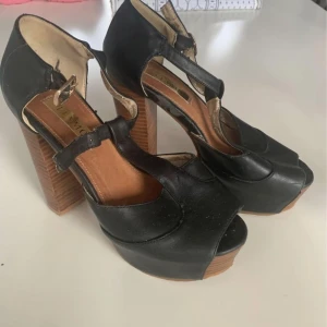 Klackskor  - Använt men fint skick. Ett par fina klackskor till din utekväll, passar perfekt till allt.