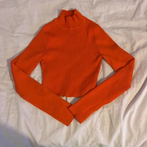 Magtröja - En orange ribbad magtröja med hög krage från H&M Divided i strl XS