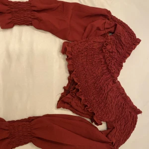Fest top - Croppad top i en vinröd färg. Storlek onesize men upplever den som en s-xl då det är mycket stretch. Använd fåtal gånger 50kr