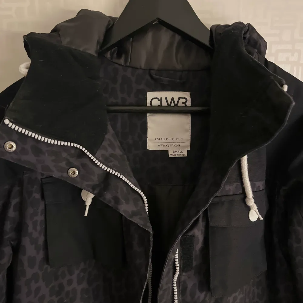 Väldigt fin och bevarad jacka med leopardmönster från Colour wear❄️Köpte i butik för cirka 3 år sedan, men nästan inte använd. Finns heller inte att få tag på i butik. Skriv för flera bilder😊. Takit.