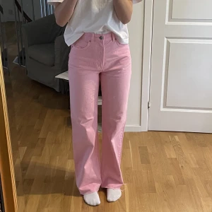 Rosa jeans - Ett par jättesnygga och coola jeans från Ginatricot💕Endast använda 1 gång!! Storlek 36 men tycker dem är något små i storleken då dem är lite små för mig som vanligtvis har 36 i byxor. Långa i benen på mig som är 175 cm💕💕💕 Nypris 500kr. 