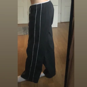 low-waist trackpants  - Jättefina low waisted trackpants i storlek 42, men passar även mig som har storlek 36 i byxor och är 168 cm lång❤️(har en justerbar midja med dragsko).  Tidigare köpt på Plick och den är i bra skick! Har inga mått på dem❤️