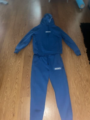 Hoodrich tracksuit - Säljer min hoodrich tracksuit i jätte fint skick. Storlek M