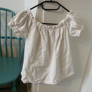 Topp - En söt off Shoulder topp från vero Moda i storlek S! Tröjan har inga anmärkningar💛