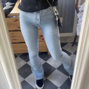 Blåa jeans - Jättefina jeans, sitter som en smäck men används tyvärr inte så mycket!❤️Buda gärna!❤️Kan såklart tänka mig gå ner i pris vid snabb affär och om inte andra är intresserade❤️