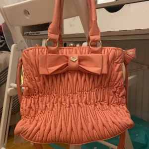 Liz lisa rosa väska - Säljer en rosa väska med märket liz lisa, har fortfarande inte bestämt hur mycket den ska kosta! Så man får gärna lägga bud på denna väska!💗💗plus den är använd 2-3 gånger!💗