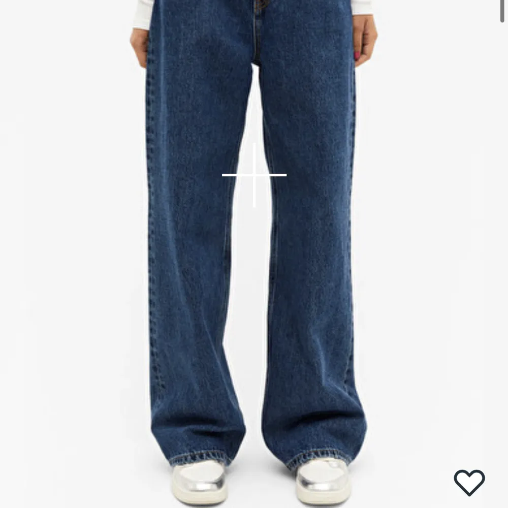 Säljer mina Monki Naoki jeans för de va inte min stil men väldigt snygga, bara andvända en gång. Och är nästan utsålda i alla storlekar på hemsidan. Nypris : 500kr DM för frågor💗TRYCK INTE PÅ KÖP NU!!!!. Jeans & Byxor.