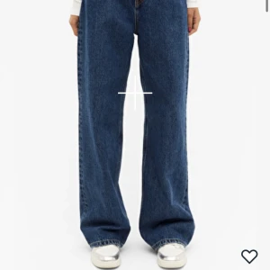 Monki Jeans - Säljer mina Monki Naoki jeans för de va inte min stil men väldigt snygga, bara andvända en gång. Och är nästan utsålda i alla storlekar på hemsidan. Nypris : 500kr DM för frågor💗TRYCK INTE PÅ KÖP NU!!!!