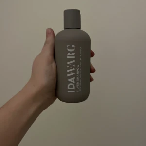 Ida wargs Silver shampo och silver baslam - Jag säljer Ida wargs silver shampo och silver balsam för 150kr dem är helt oanvända. Ordinariepriset på båda är 300kr men jag säljer båda för 150kr då dem ej behövdes efter jag hade köpt dem:) 